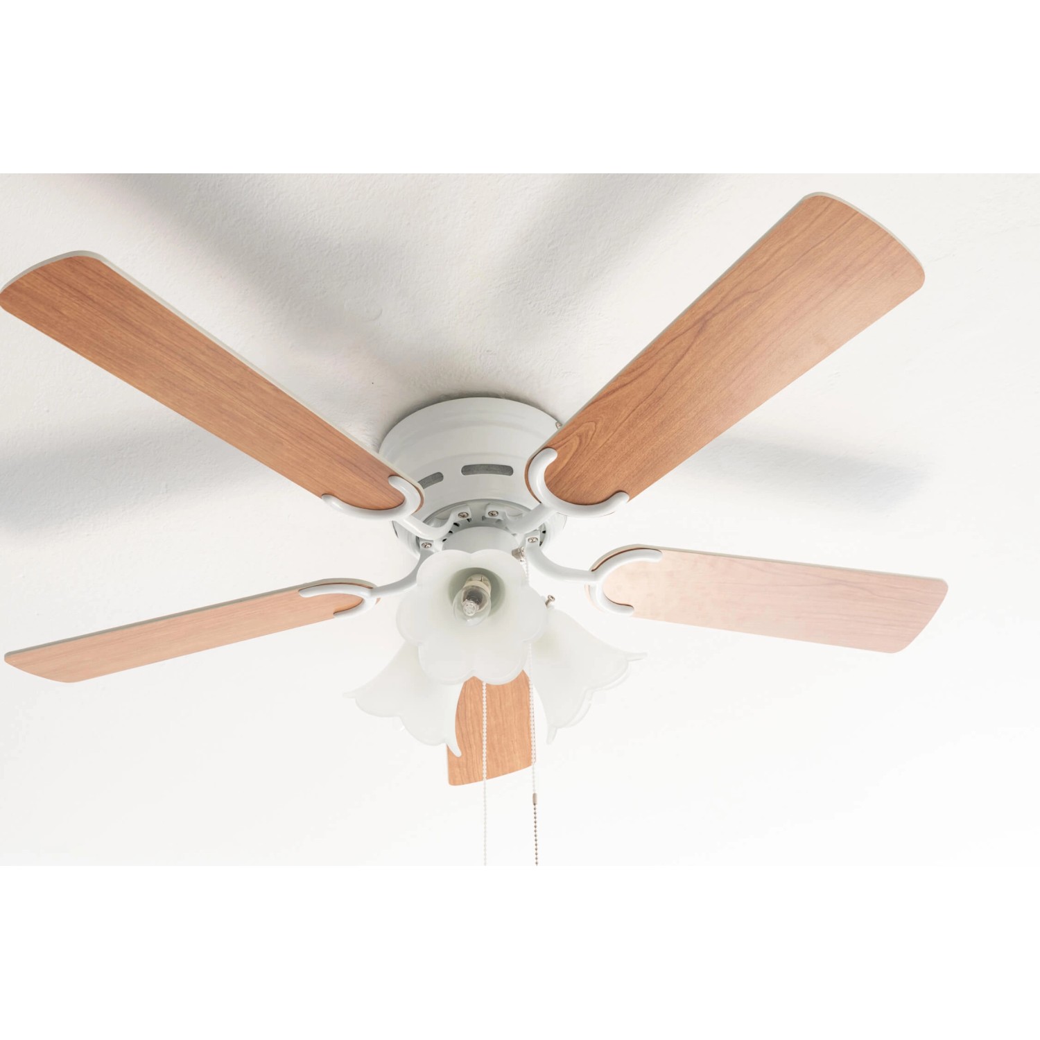 Weißer Pepeo Deckenventilator Kisa Deluxe mit Ahorn-Flügeln und Beleuchtung.