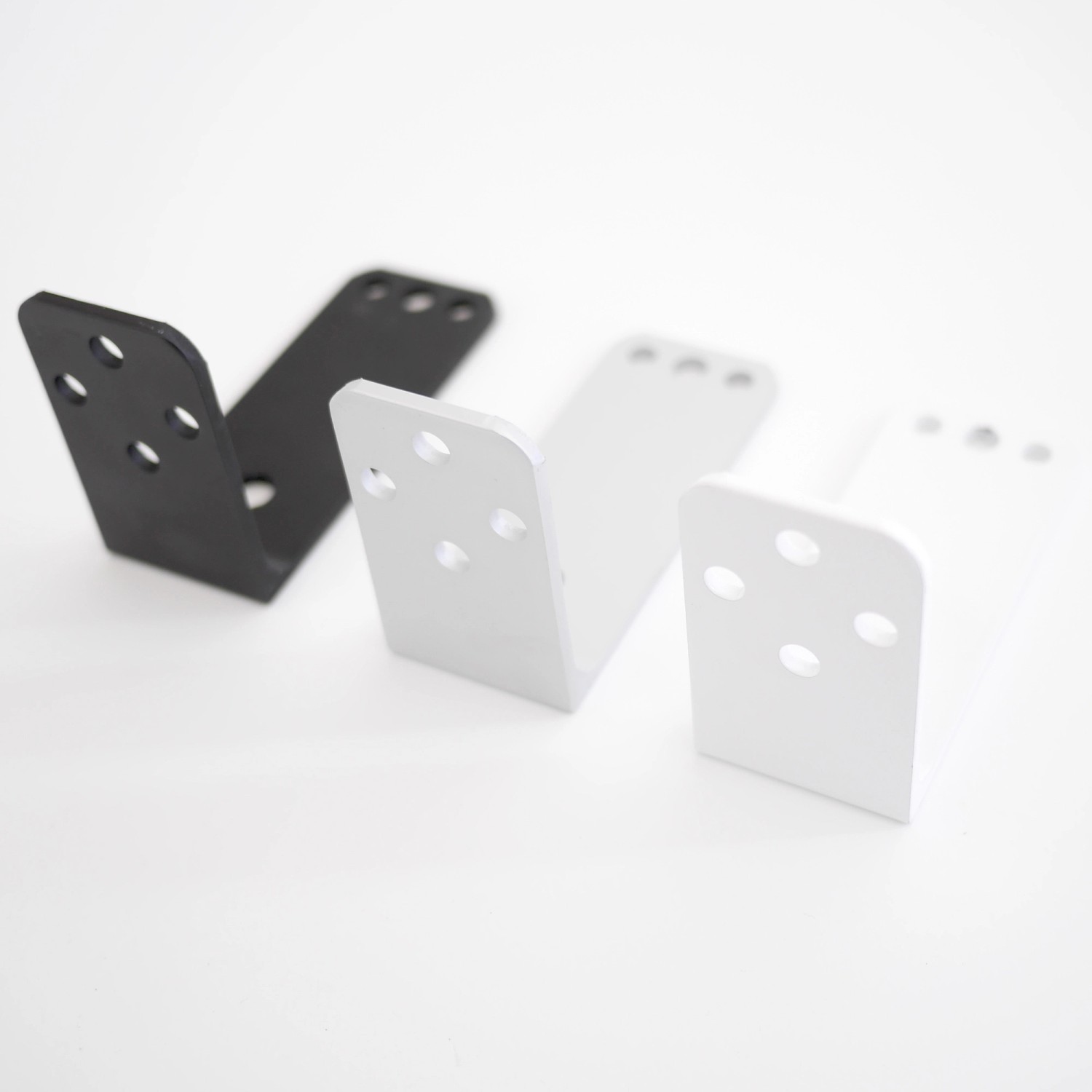 Wandhalterung für VASNER Teras X20 Heizstrahler in Schwarz, Silber und Weiß.