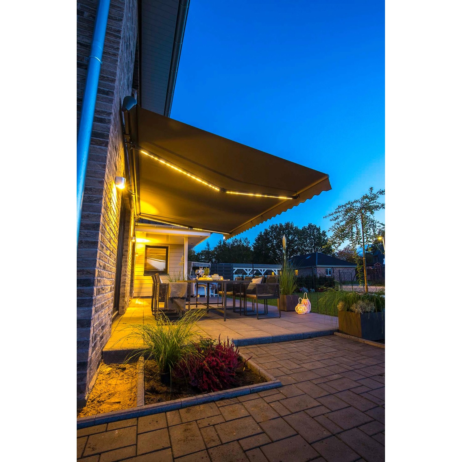 Beige Halbkassettenmarkise SUN LED (400x300 cm) mit anthrazitfarbenem Gestell und LED-Beleuchtung.