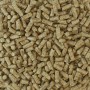 Nahaufnahme von hellbraunen, zylindrischen STROY Miscanthus Pellets Einstreu für Kleintiere.