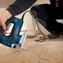Bosch Professional GST 150 CE Stichsäge in Aktion, mit L-Boxx Zubehör. Blaue Stichsäge beim Sägen von Holz.