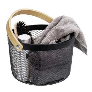 Schwarzer WENKO Badkorb Bambusa mit Bambusgriff, gefüllt mit Badutensilien.