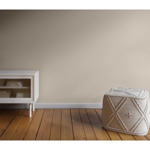Wand in Leinengrau (CREATE! by OBI Lieblingsfarben) mit Möbeln und Pouf auf Holzboden.