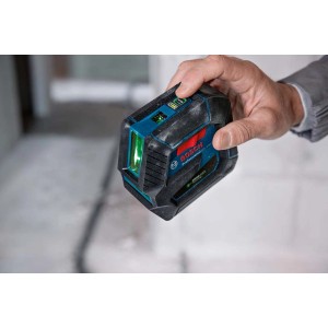 Bosch Professional GCL 2-50 G Kreuzlinienlaser in Hand, grüne Laserlinien sichtbar.