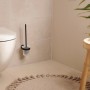 Tesa WC-Bürstenhalter Moon, schwarz matt, mit Glasbehälter und Klebelösung im Badezimmer.