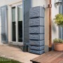 4rain Wandtank Slim Stone Decor 350 l Graphite Grey mit Auslaufhahn vor Hauswand.