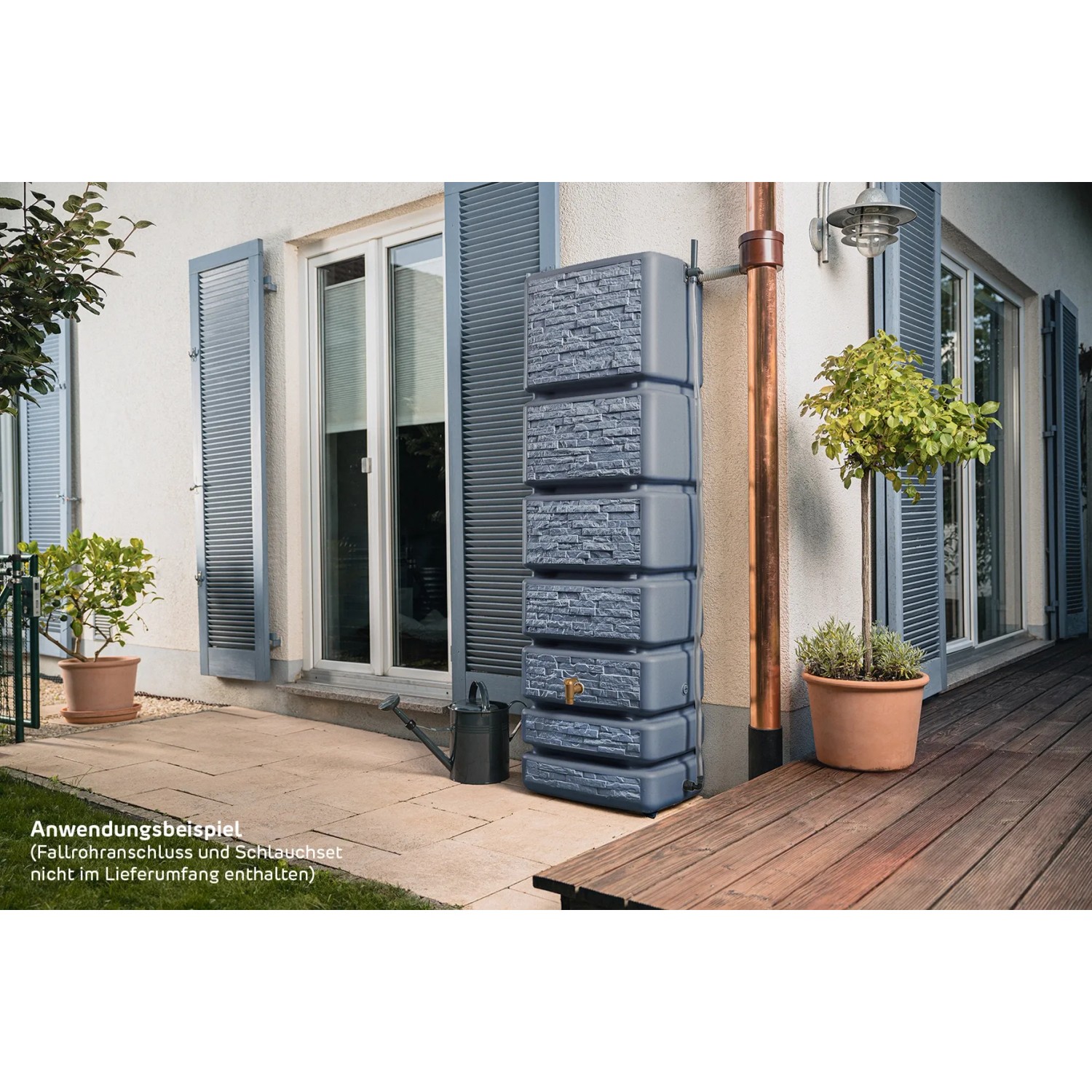 4rain Wandtank Slim Stone Decor 350 l Graphite Grey mit Auslaufhahn vor Hauswand.