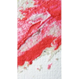 Nahaufnahme: Aufgetragene, rote Lukas Modellierpaste mit Grobsand auf Leinwand.