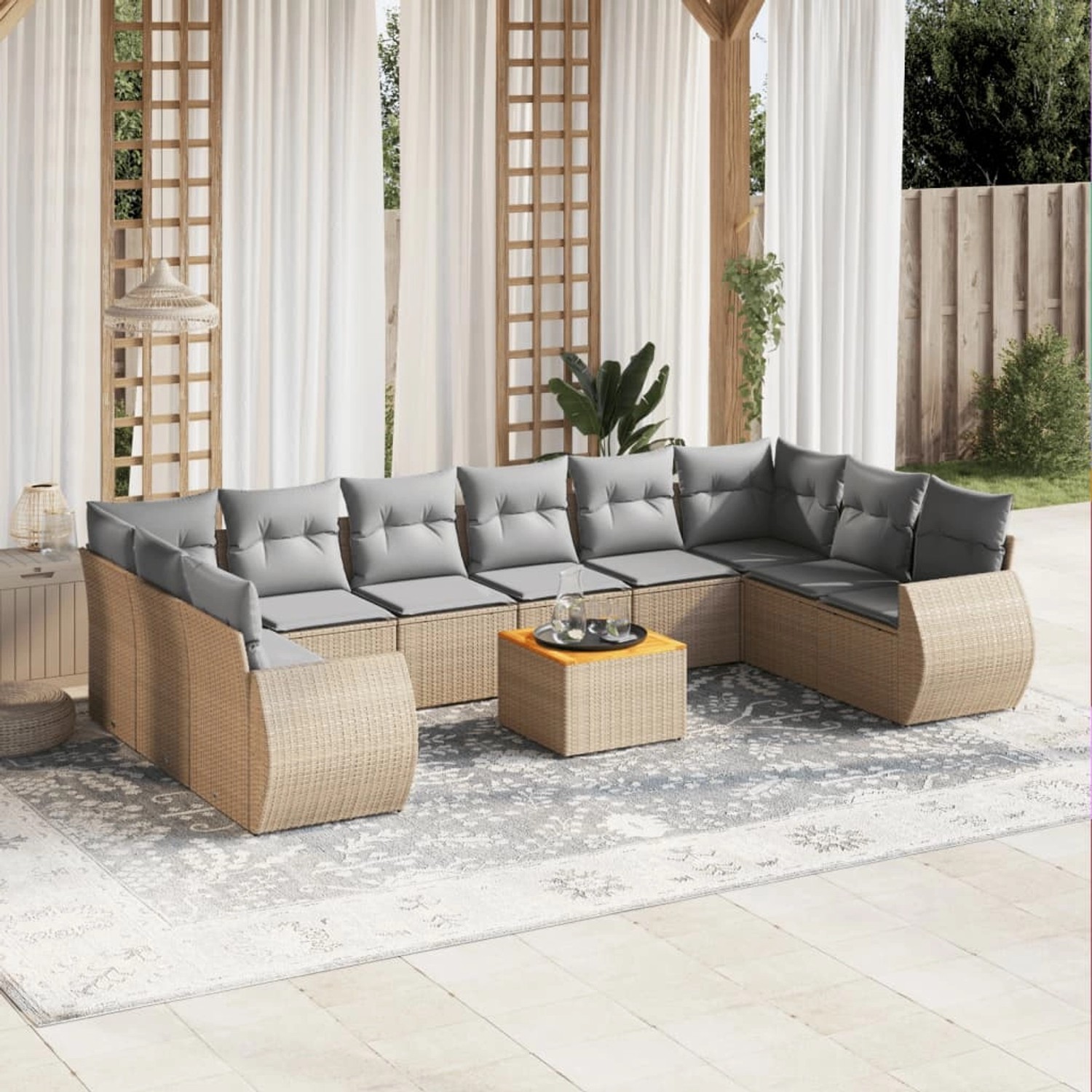Beige 11-tlg. vidaXL Garten-Sofagarnitur aus Poly Rattan mit hellgrauen Kissen und Tisch.