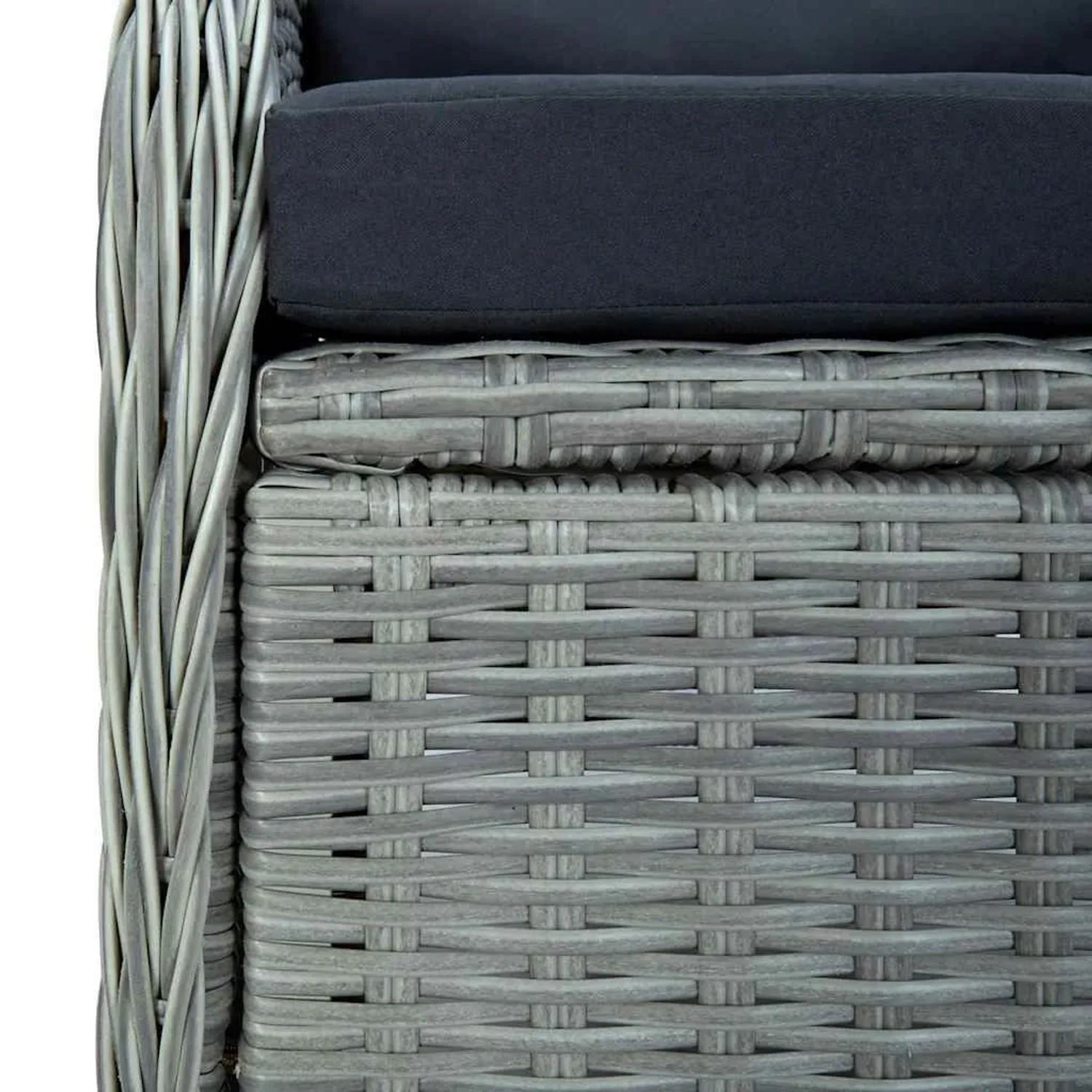Hellgrauer Poly Rattan Gartensessel mit schwarzem Kissen. Detail der geflochtenen Struktur des verstellbaren Gartenstuhls.