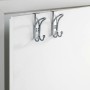 Zwei silberne Wenko Türhaken mit Lochdesign zum Einhängen an einer weißen Tür.