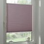 Verspanntes, perlmuttrosa Gardinia Easy Fix Plissee Greta, 50x130 cm, am Fenster montiert.