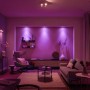 Wohnzimmer mit Philips Hue LED Einbauspots Centura, die in Weiß und Farbe Ambiente leuchten.