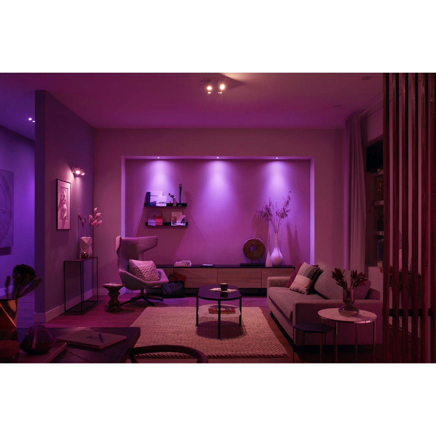 Wohnzimmer mit Philips Hue LED Einbauspots Centura, die in Weiß und Farbe Ambiente leuchten.