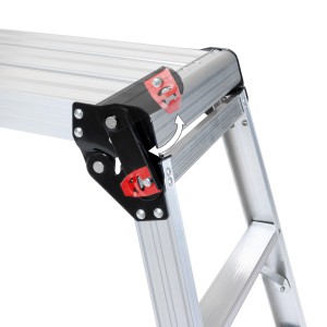 Detailaufnahme der Aluminium Arbeitsplattform GAAP 760 mit Sicherheitsclip und Klappmechanismus.