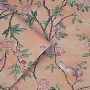 Laura Ashley Vliestapete Eglantine Blush mit Rosen und Vogel auf Pfirsichgrund.