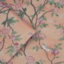 Laura Ashley Vliestapete Eglantine Blush mit Rosen und Vogel auf Pfirsichgrund.