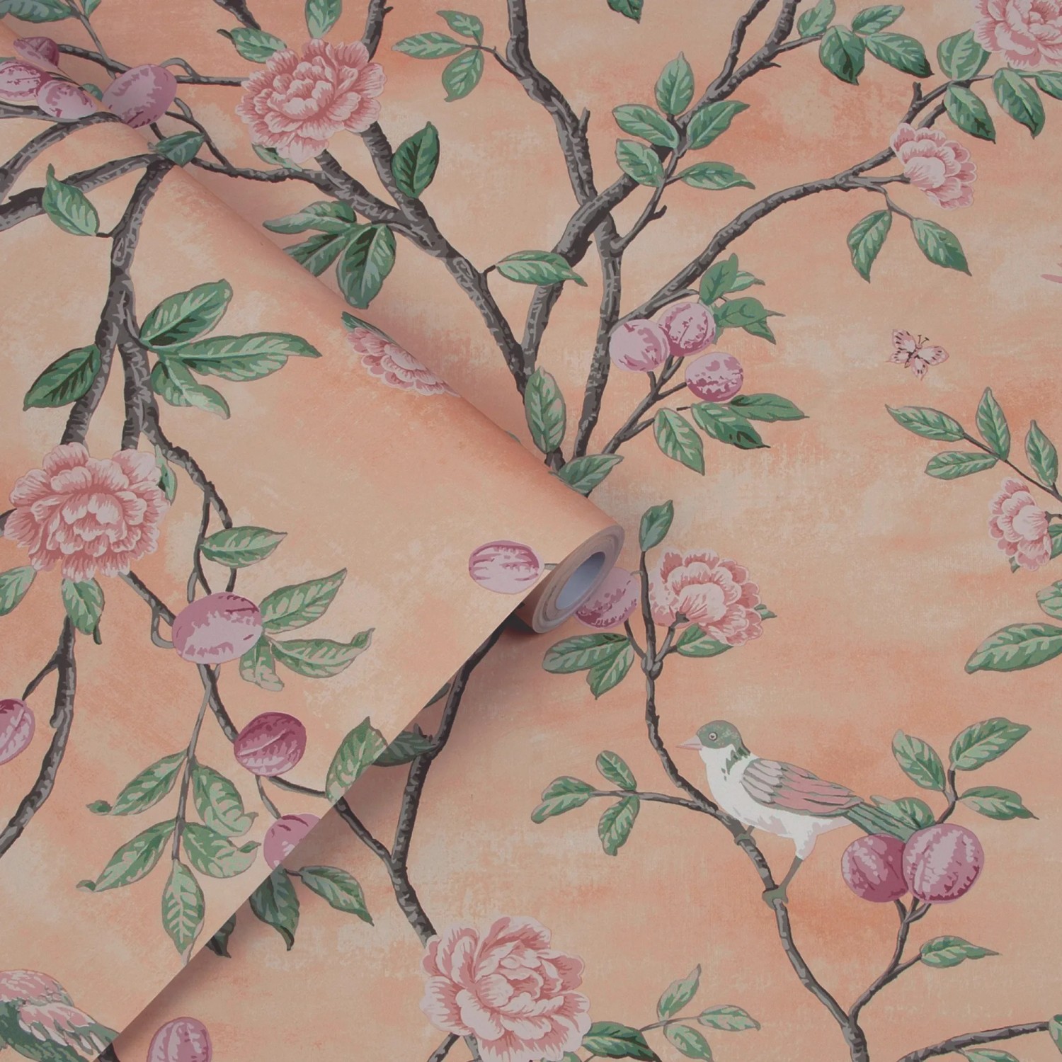 Laura Ashley Vliestapete Eglantine Blush mit Rosen und Vogel auf Pfirsichgrund.
