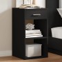 Schwarzer vidaXL Nachttisch (35x34x65 cm) aus Holzwerkstoff mit Schublade und offenen Fächern.