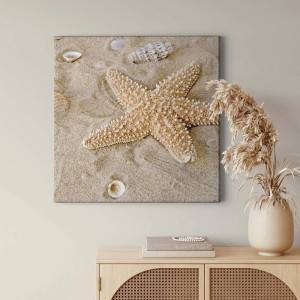 Maritimes Leinwandbild mit Seestern, Muscheln und Strand in Beige- und Cremetönen. Wanddekoration für Bad und Schlafzimmer.