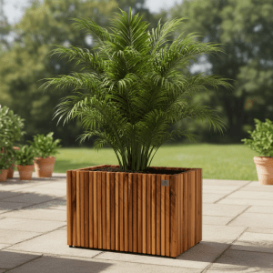 LAMORENDA Pflanzgefäß aus braunem Akazienholz mit vertikalen Lamellen, bepflanzt auf Terrasse. Ideal für Garten & Balkon.