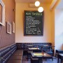 Kreidetafel in einem Café mit dem Edding Kreidemarker E-4090 in Weiß beschriftet.