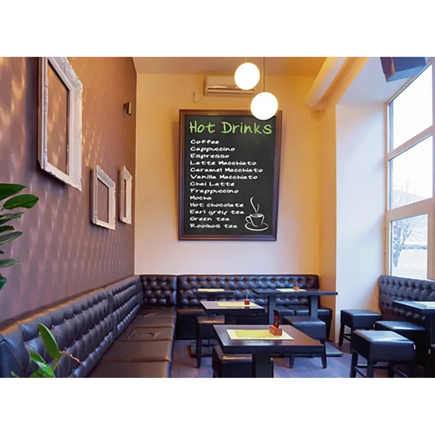 Kreidetafel in einem Café mit dem Edding Kreidemarker E-4090 in Weiß beschriftet.