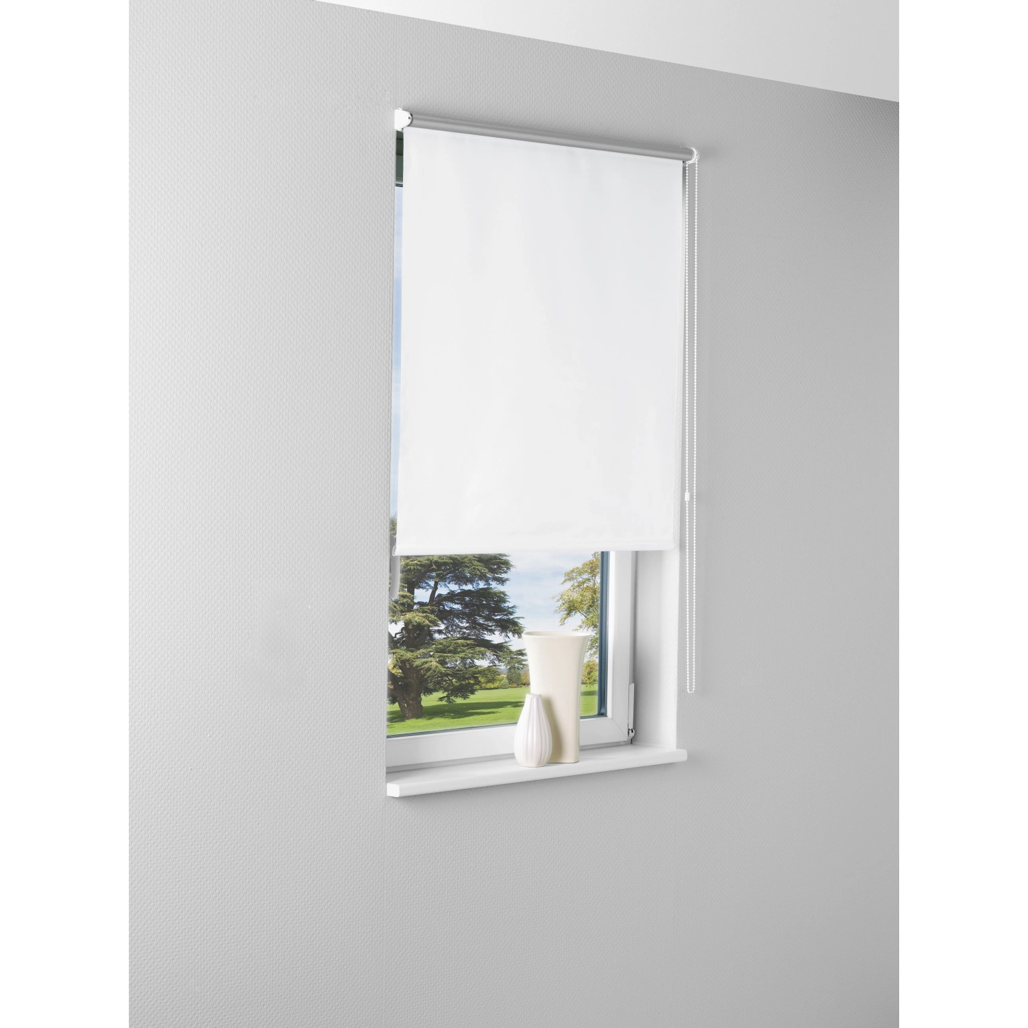Weißes Thermostopp-Seitenzug-Rollo, 150x45 cm, am Fenster montiert. Sichtschutz und Verdunkelung.