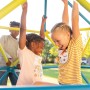 Kinder spielen auf dem Lifetime Klettergerüst Geodome in Blau-Lime im Garten.