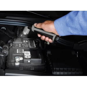 OBI Mini LED-Leuchte im Einsatz: Ausleuchten des Motorraums für Wartung und Reparatur.