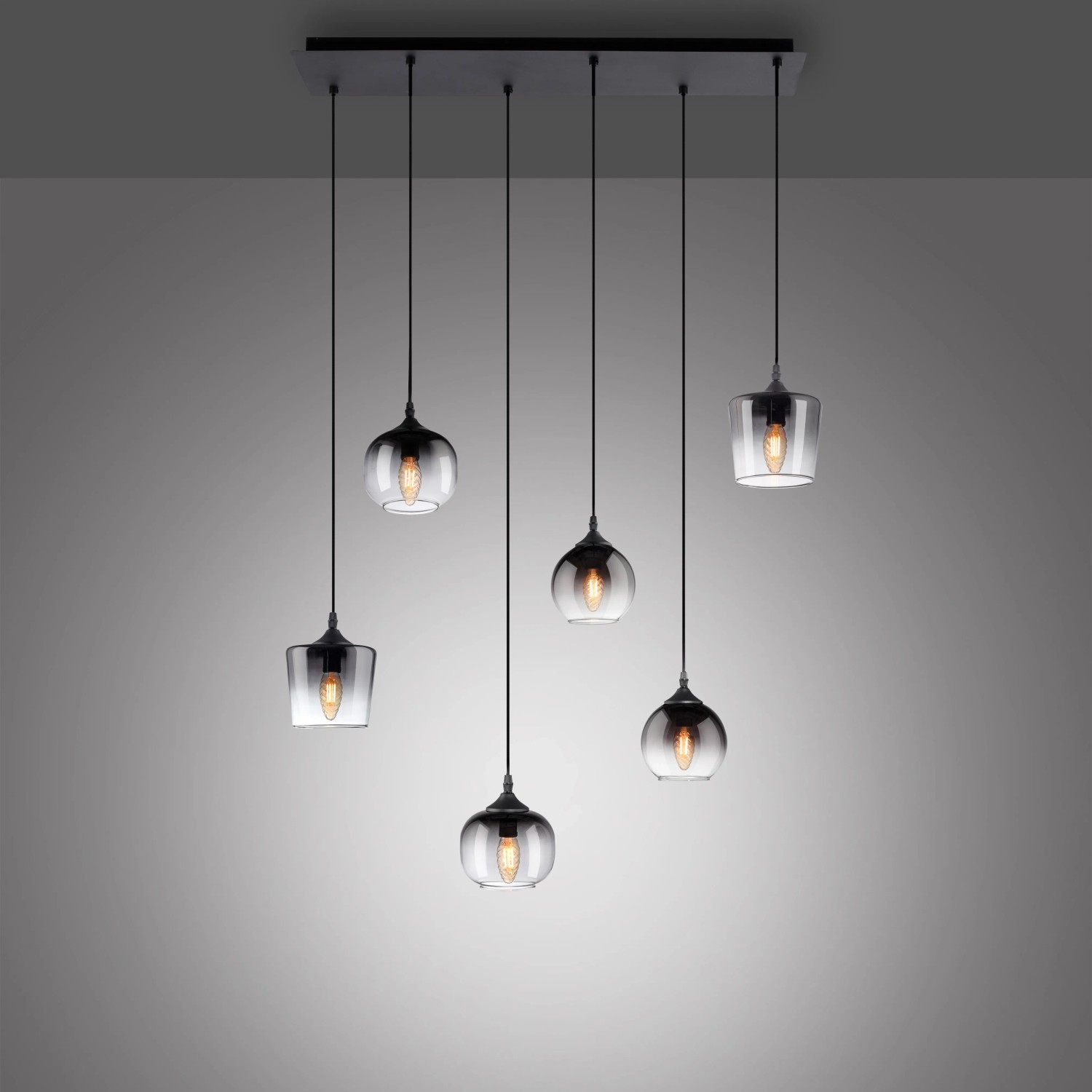 Schwarze Just Light Pendelleuchte Zea mit 6 rauchfarbenen Gläsern in verschiedenen Formen.