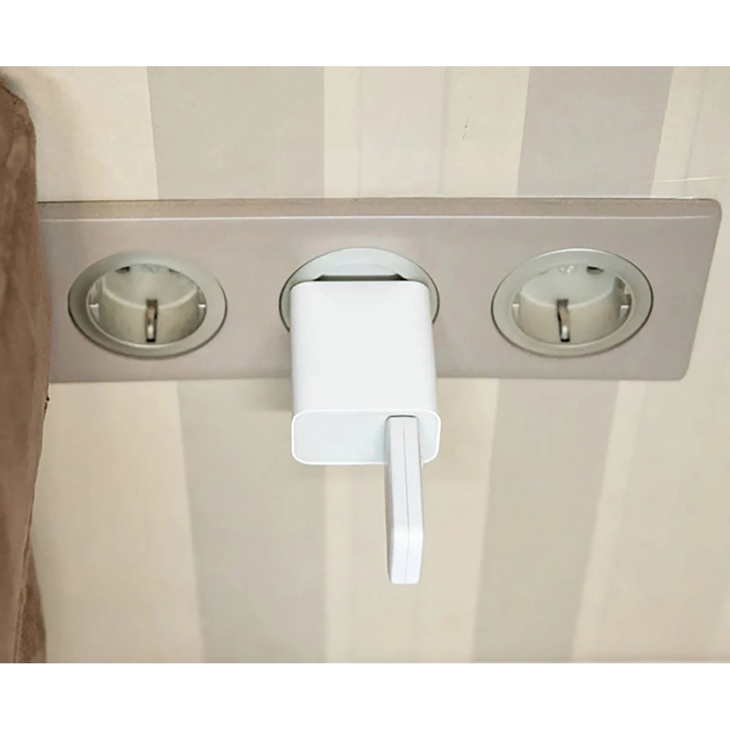 Shelly Heizkörperthermostat im 3er-Pack, weiß, mit Bluetooth, an Steckdose angeschlossen.