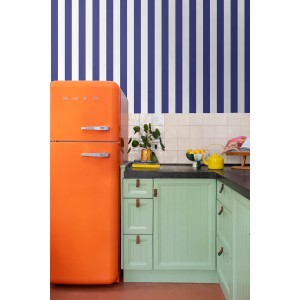ESTAhome Vliestapete mit blauen und weißen Streifen, dekoriert eine moderne Küchenwand.