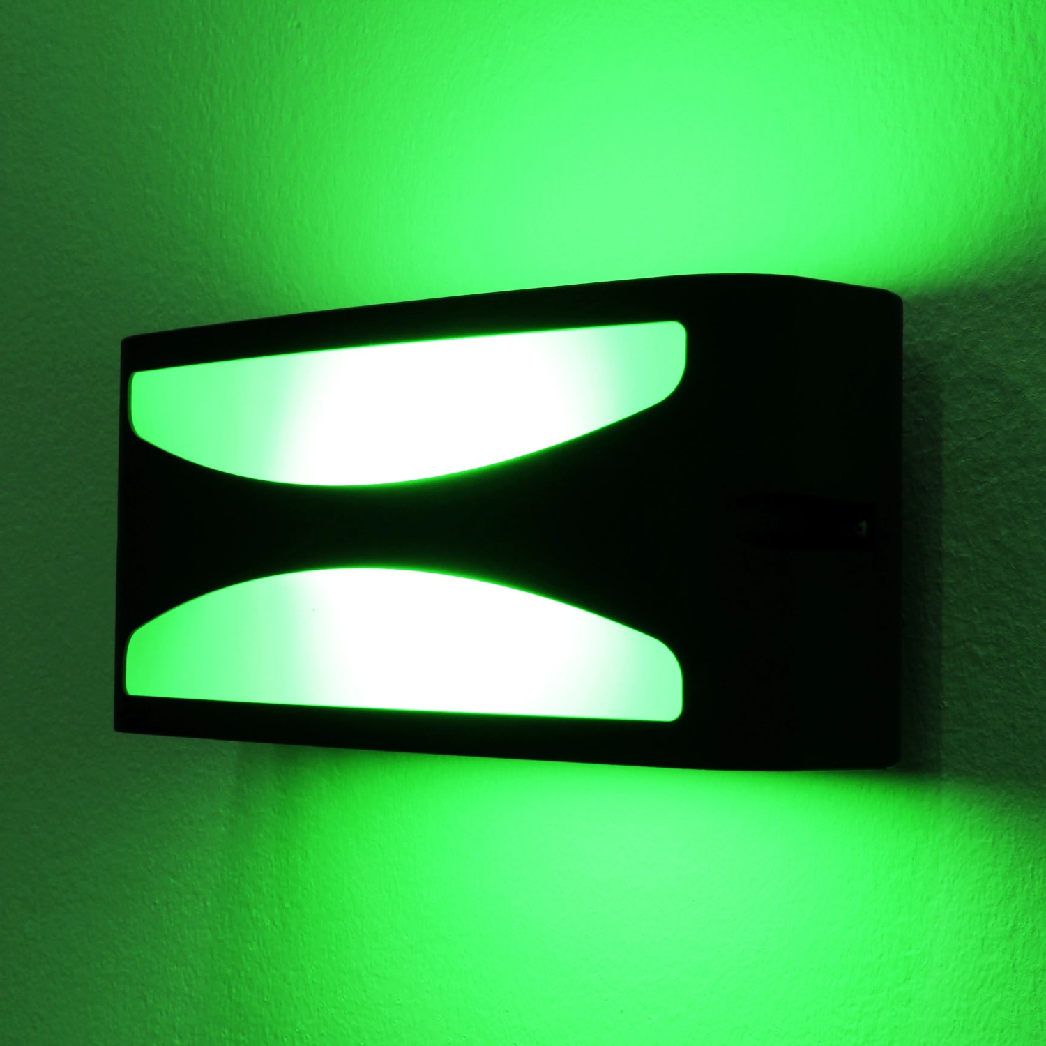 Moderne Eco-Light Aussenwandleuchte Leipzig in Anthrazit mit grünem Lichtschein.