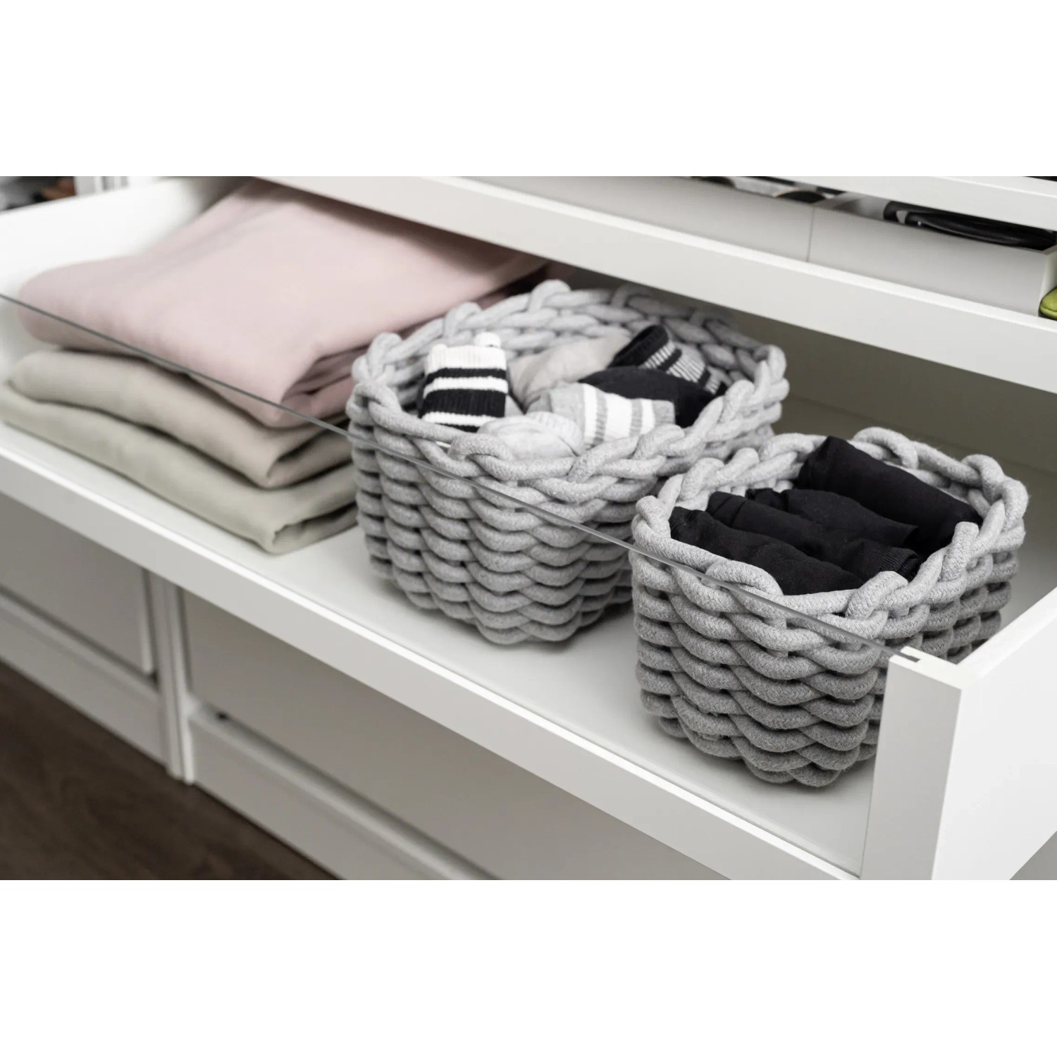 WENKO Aufbewahrungskorb Rika M – Aus Borstengras & Baumwolle, 18x25x15 Cm, Braun/weiß, Für Bad, Küche, Wohnen