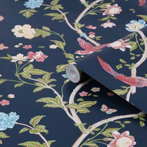 Laura Ashley Vliestapete Summer Palace Midnight Blue mit floralem Muster und Vögeln.