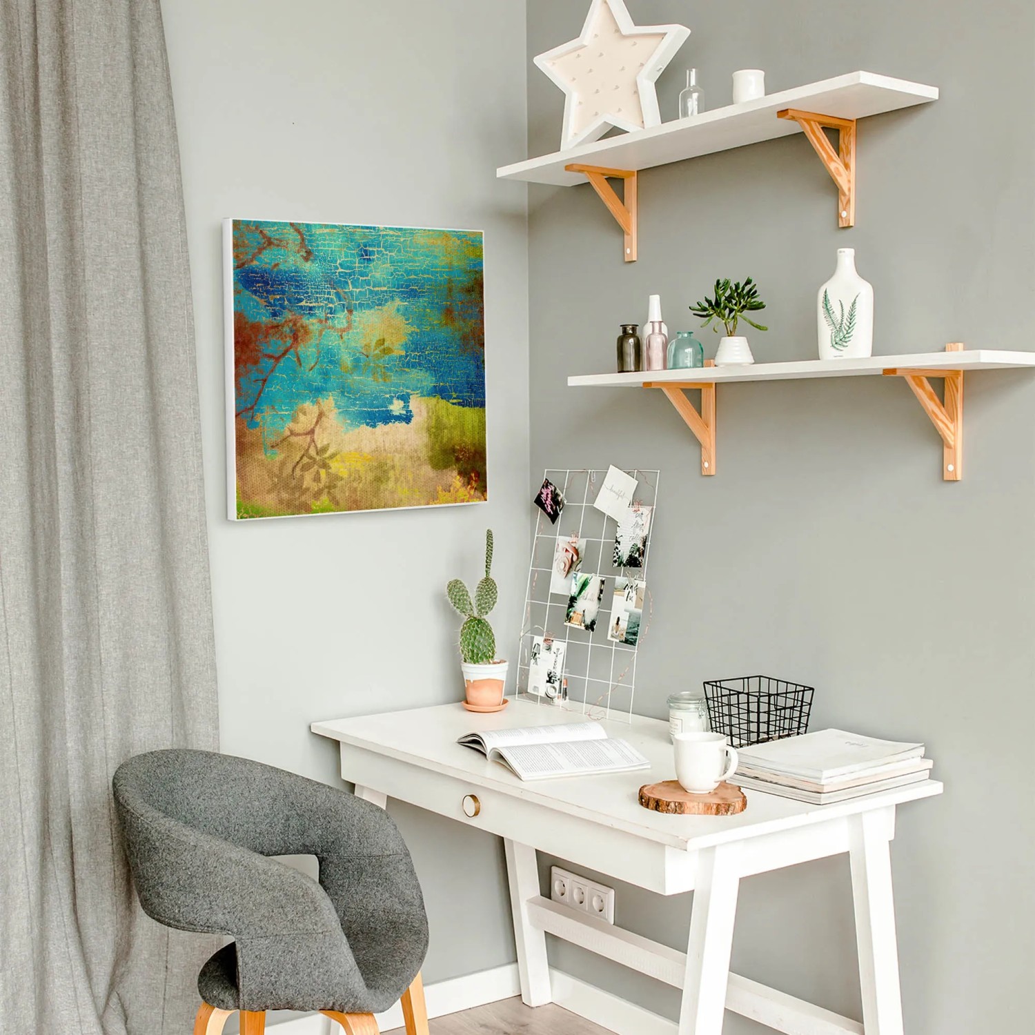 Weiße Magnettafel 50x50 cm mit Patina-Motiv und 4 Magneten als Wanddekoration.