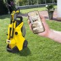 Gelber Kärcher K 4 Power Control Flex Hochdruckreiniger mit App-Steuerung im Garten.