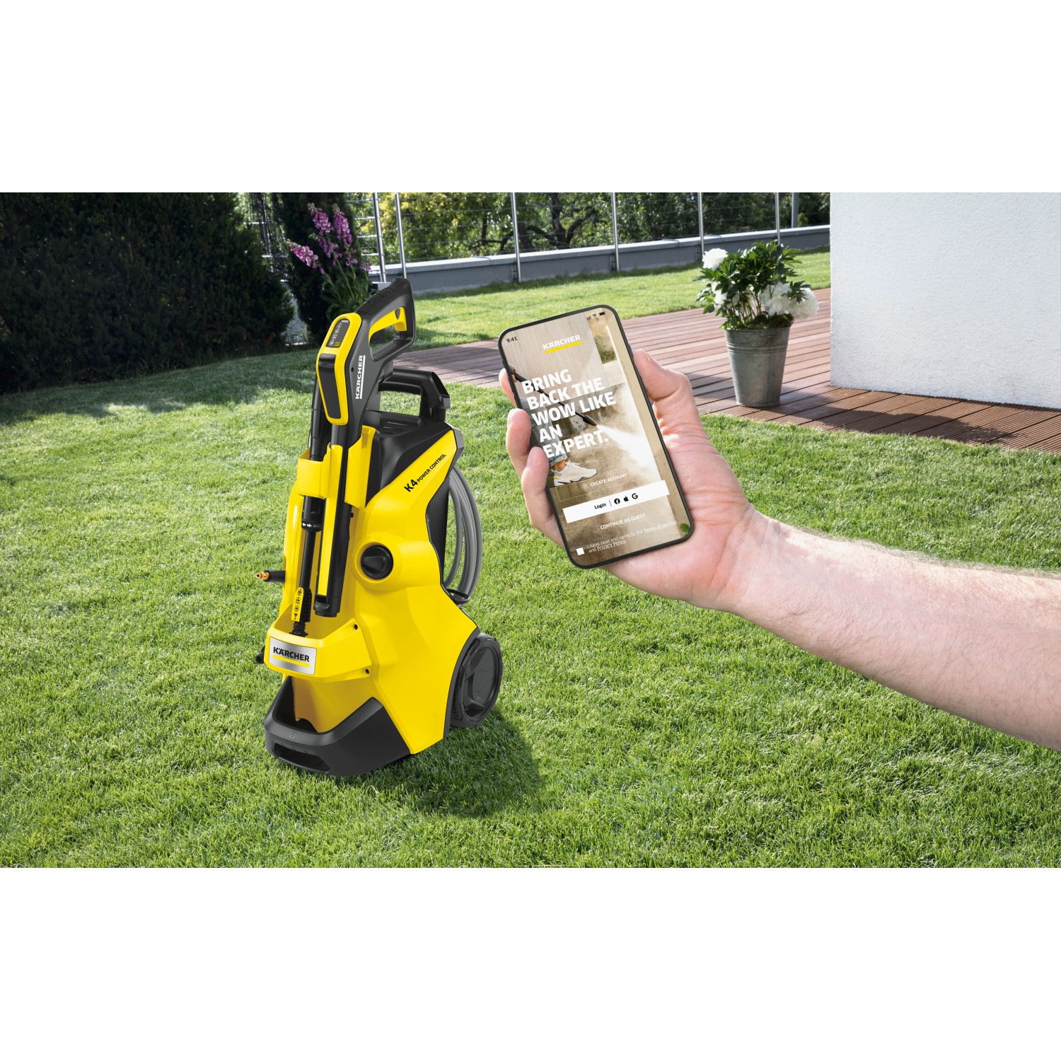 Gelber Kärcher K 4 Power Control Flex Hochdruckreiniger mit App-Steuerung im Garten.
