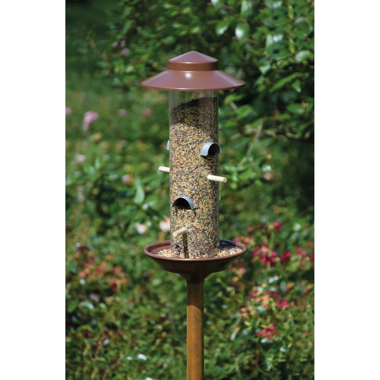 Kupferfarbener Dobar Stab-Vogelfutterspender mit Ständer im Garten.