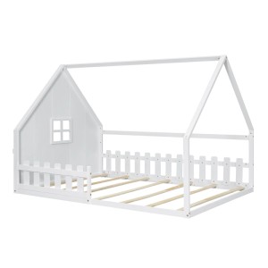 Weißes okwish Kinderbett 140x200 mit Hausleiste, ohne Matratze.