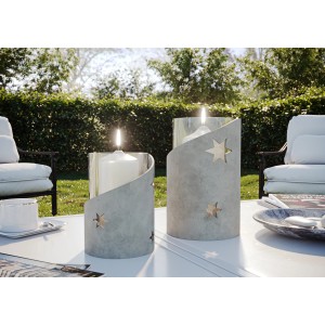Zwei graue Kerzenhalter aus Ultrament Bastel Beton mit Sternen auf einem Tisch im Garten.