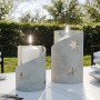 Zwei graue Kerzenhalter aus Ultrament Bastel Beton mit Sternen auf einem Tisch im Garten.