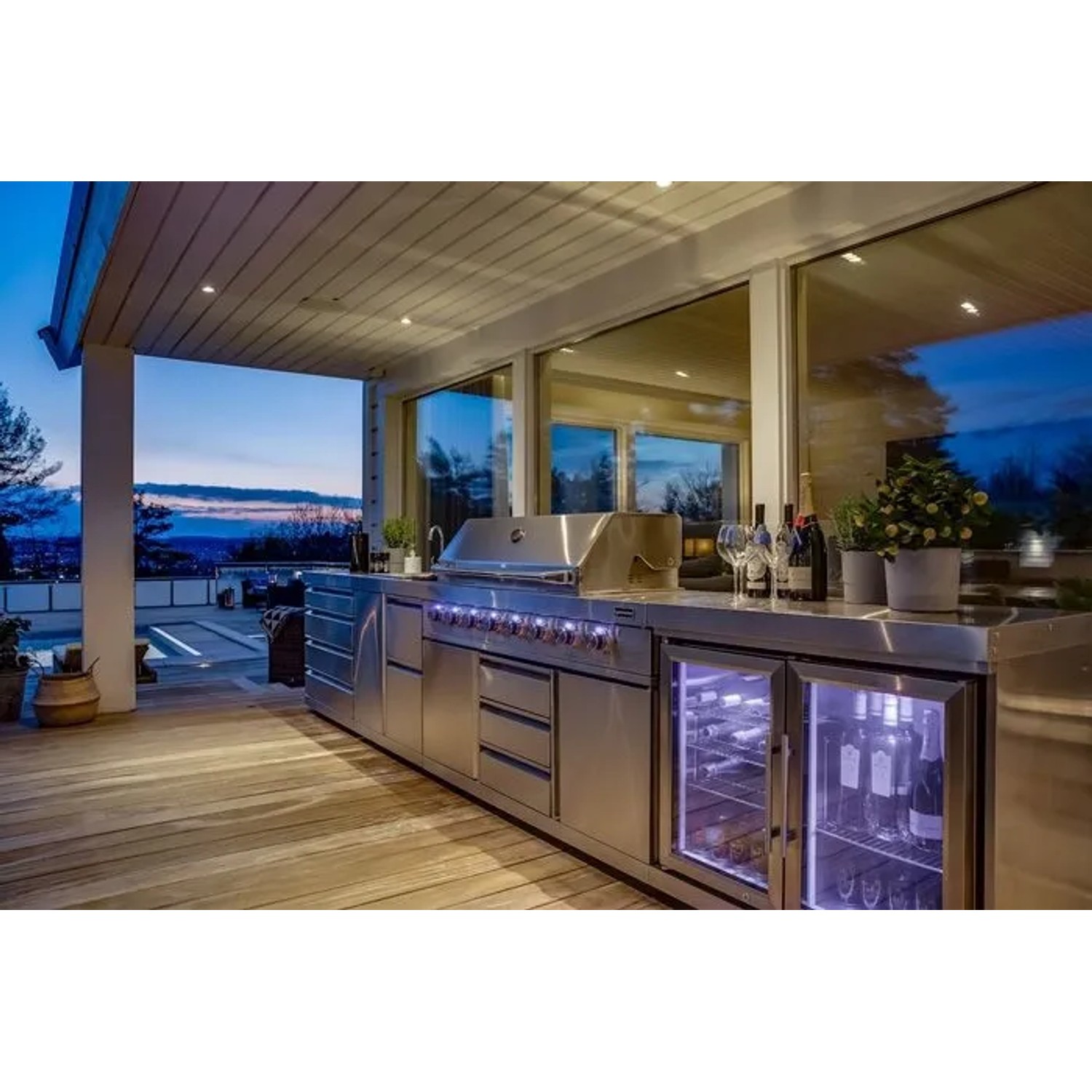 MyOutdoorKitchen Modul-Kühlschrank mit zwei Türen aus Edelstahl in einer Outdoorküche.
