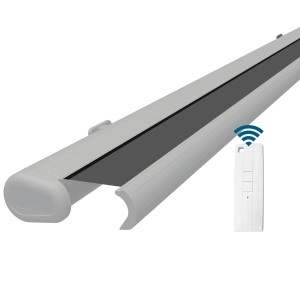 Elektrische Kassettenmarkise, weiße Kassette mit grauem Tuch und Fernbedienung.