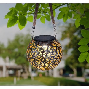 Silbergraue Globo Solarleuchte (Ø 26 cm) im Antik-Look mit Hanfseil zum Aufhängen.