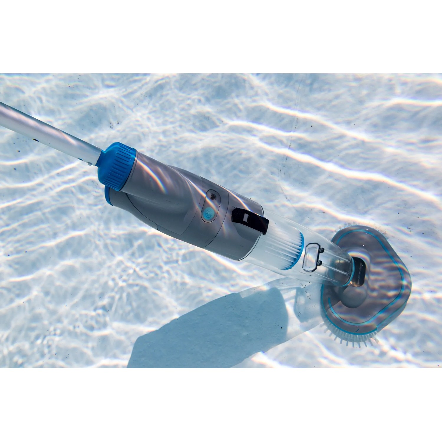 Gre Action Vac Akku-Poolsauger im Einsatz unter Wasser.