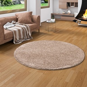 Runder, mauvefarbener Snapstyle Hochflor Teppich Milano (133x133cm) im Wohnzimmer.