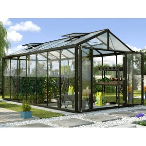 Vitavia Gewächshaus Zeus Comfort 13800, schwarzer Rahmen, 13,8 m², mit Pflanzen und Gartenzubehör.