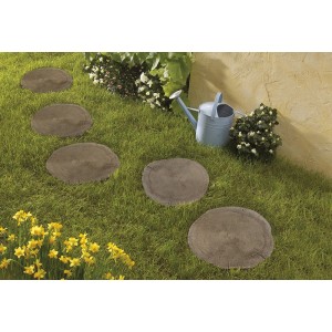 Trittsteine in Baumscheiben-Optik aus Beton im Gartenweg.